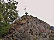 40 Ed ora saliamo alla croce dell'anticima rocciosa